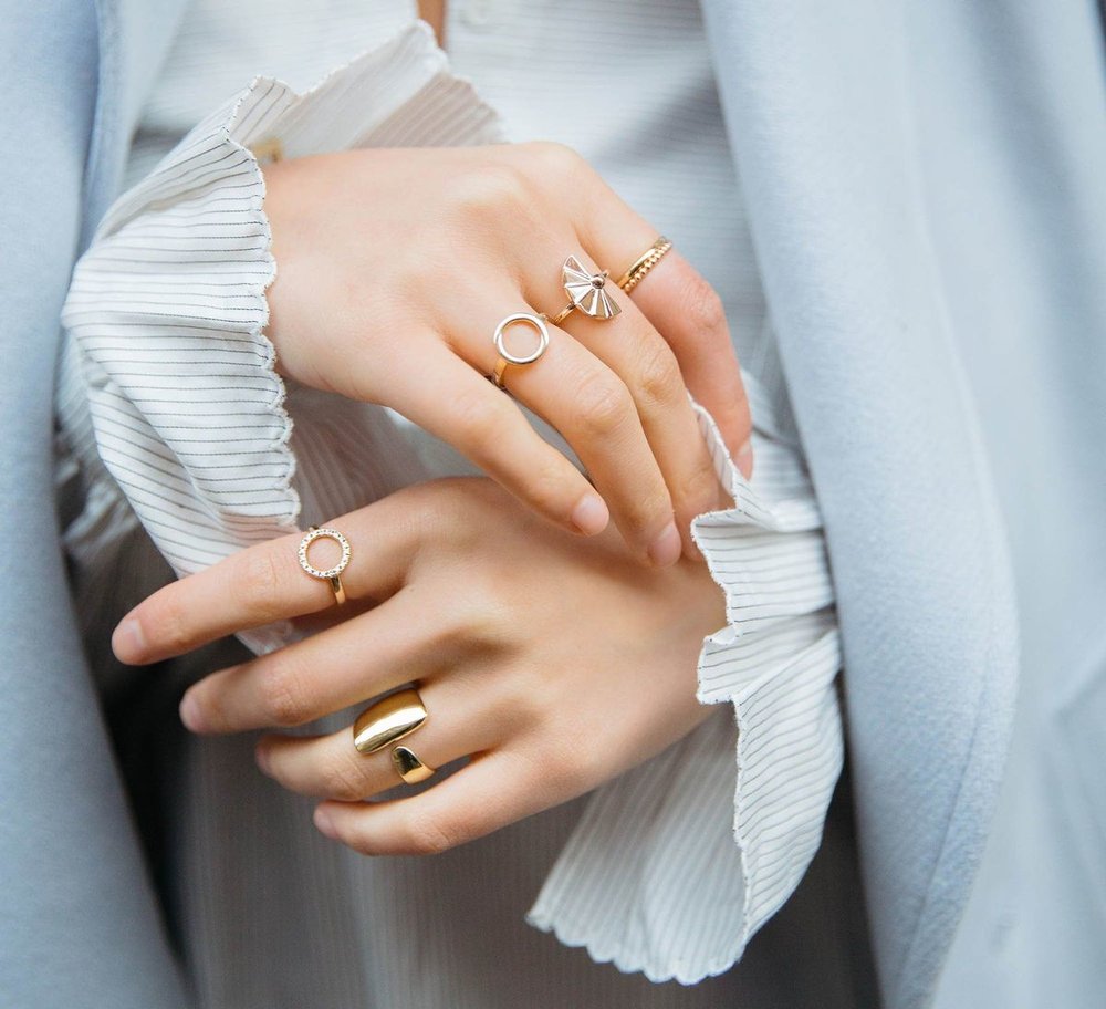 How to dress for a wedding and why you should choose wholesale jewellery