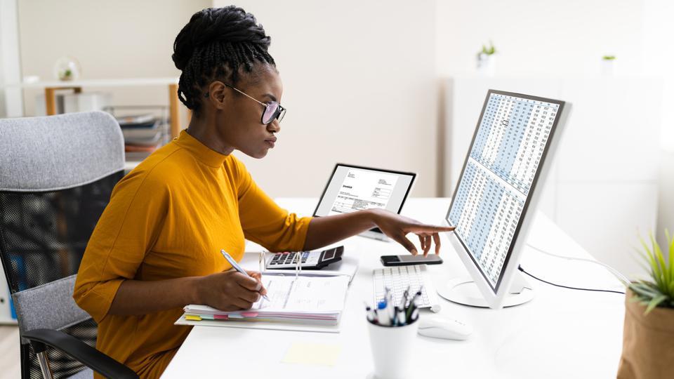 What is The Highest Salary of a Financial Analyst