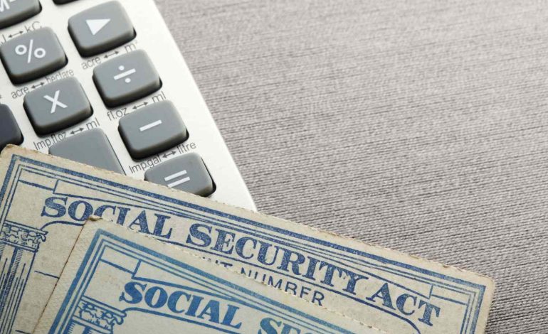 How Much Does an Employee Pay for Social Security FICA Taxes